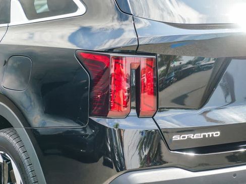 Certified 2025 Kia Sorento EX AWD/4WD image 7