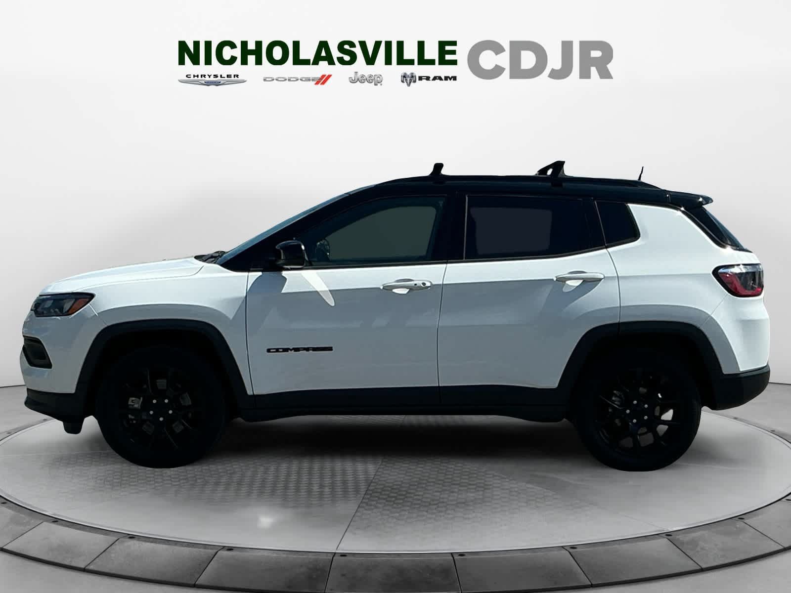 Used 2023 Jeep Compass Latitude AWD/4WD image 2