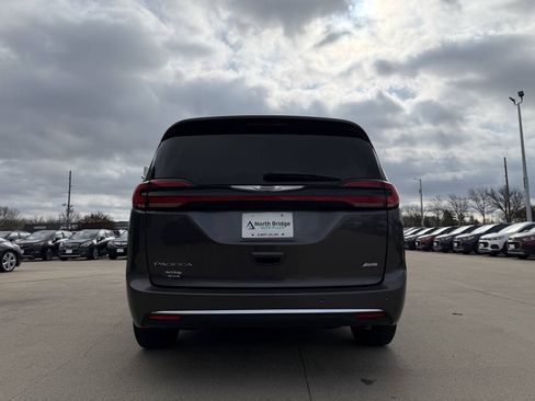 Used 2023 Chrysler Pacifica Touring-L AWD/4WD image 31