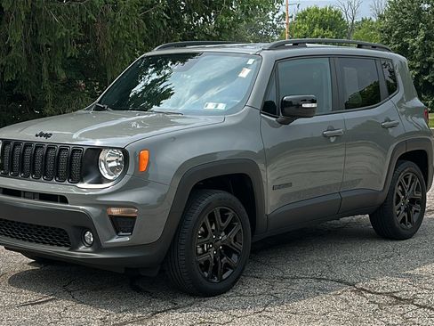 Used 2022 Jeep Renegade Altitude AWD/4WD image 2