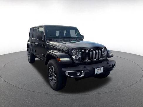Used 2025 Jeep Wrangler Unlimited Sahara AWD/4WD image 3