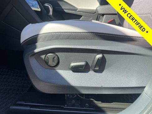 Used 2025 Volkswagen Taos SE w/ Panoramic Sunroof Package AWD/4WD image 18