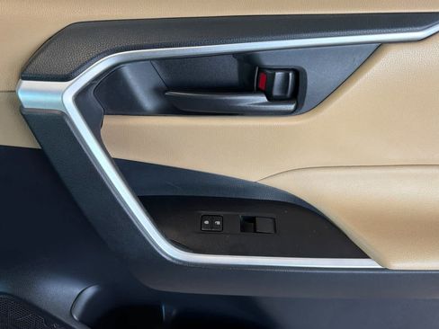 Used 2020 Toyota RAV4 LE w/ Carpet Mat Package FWD image 18