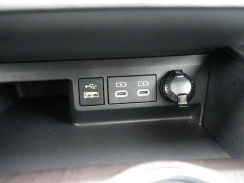 Used 2024 Toyota Highlander Limited image 32