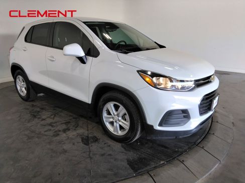 Used 2022 Chevrolet Trax LS w/ Tint and Cruise Package image 4