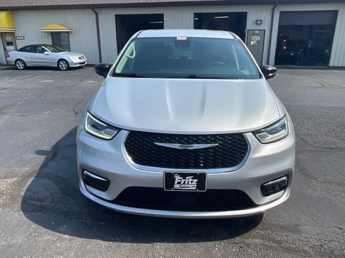 Used 2024 Chrysler Pacifica Touring-L FWD image 2