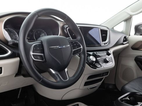 Used 2018 Chrysler Pacifica Touring-L w/ Premium Audio Group FWD image 23