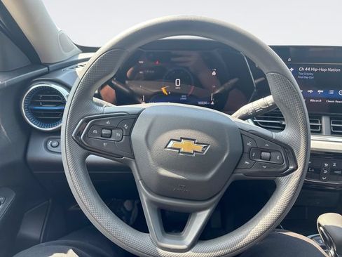 Used 2025 Chevrolet Trax LT FWD image 14