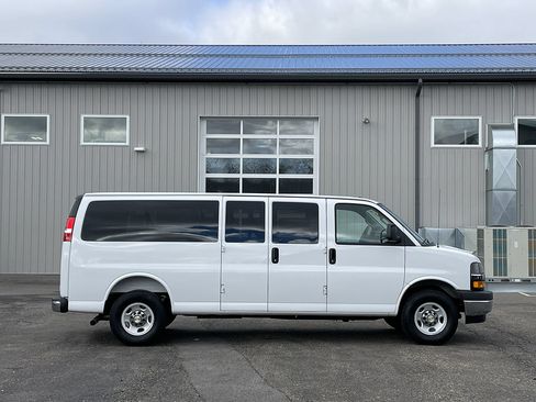 Used 2025 Chevrolet Express 3500 LT w/ LT Preferred Equipment Group RWD image 10