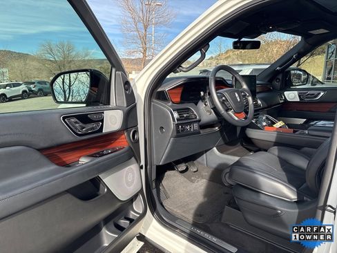 Used 2024 Lincoln Navigator Reserve image 2