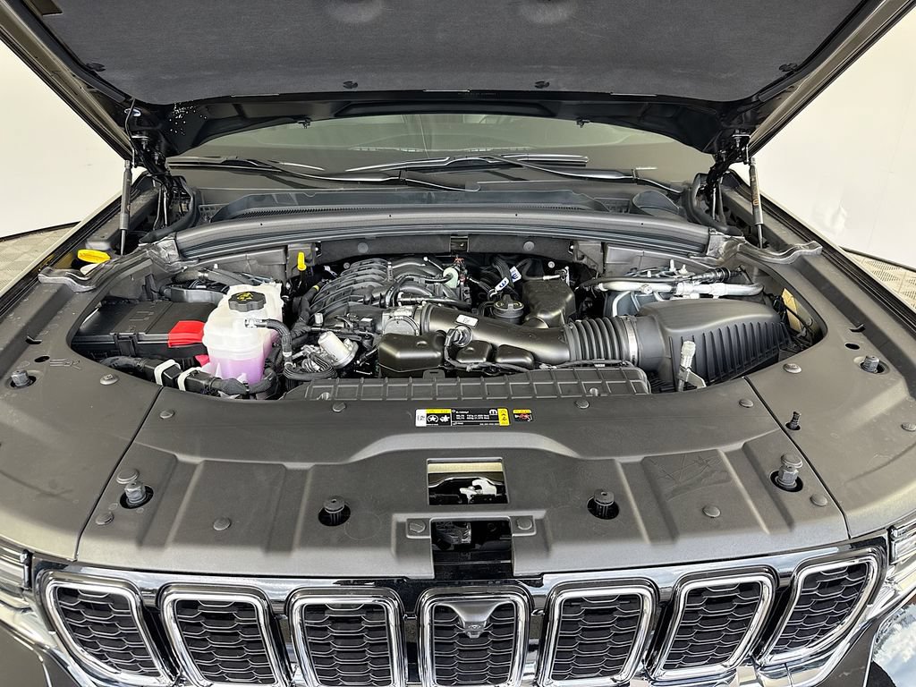 Certified 2025 Jeep Grand Cherokee Limited w/ Luxury Tech Group II RWD image 34