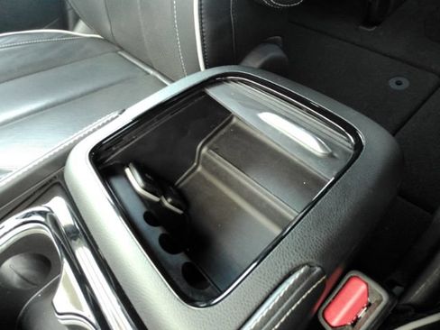 Used 2025 Chrysler Pacifica Limited FWD image 55