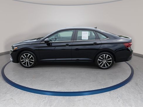 Certified 2025 Volkswagen Jetta SE FWD image 8