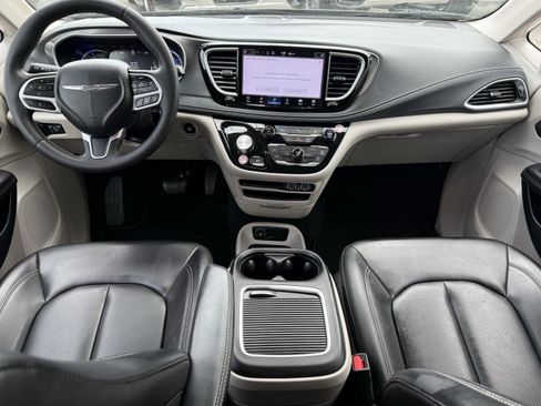 Used 2023 Chrysler Pacifica Touring-L FWD image 14