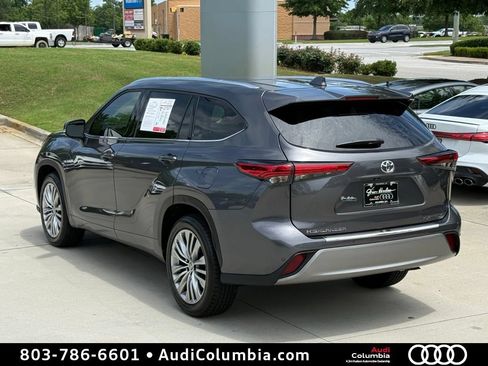 Used 2023 Toyota Highlander Platinum FWD image 11