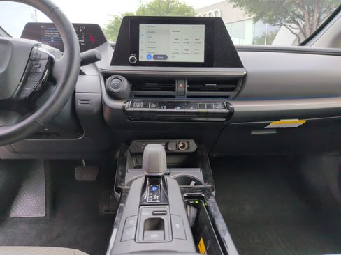 Used 2024 Toyota Prius XLE FWD image 29