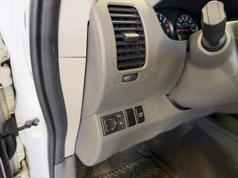 Used 2009 Nissan Frontier SE w/ SE Value Truck Pkg AWD/4WD image 8