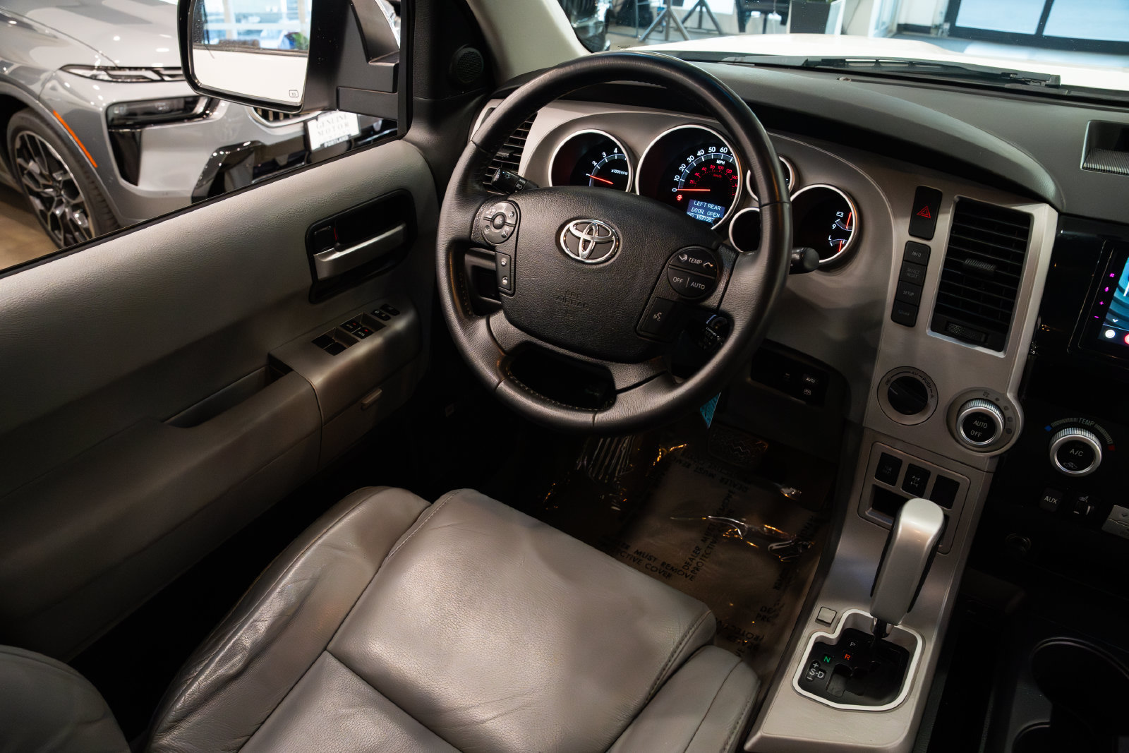 Used 2008 Toyota Sequoia Limited w/ Cold Area Pkg AWD/4WD image 10