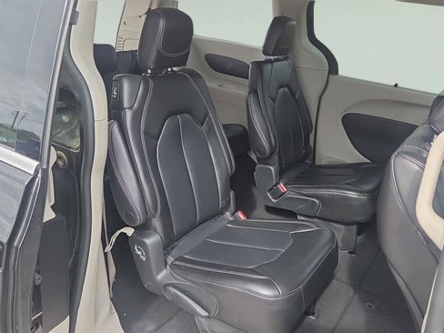 Used 2023 Chrysler Pacifica Touring-L FWD image 9