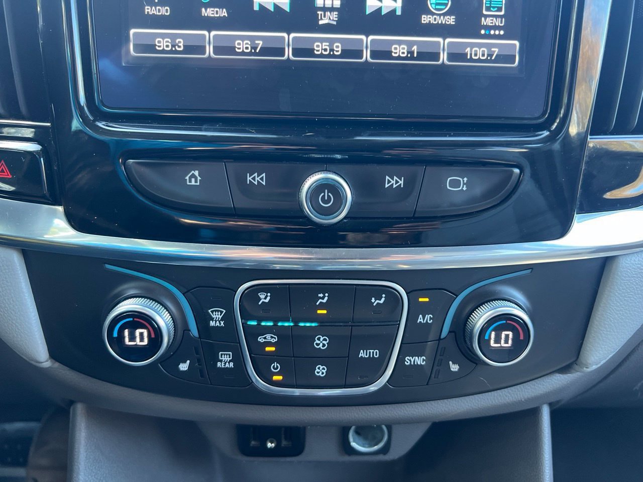 Used 2018 Chevrolet Traverse LT FWD image 19