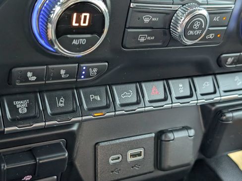 Used 2020 GMC Sierra 2500 AT4 w/ AT4 Premium Package AWD/4WD image 21