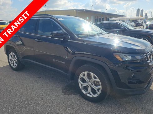 Used 2024 Jeep Compass Latitude AWD/4WD image 3