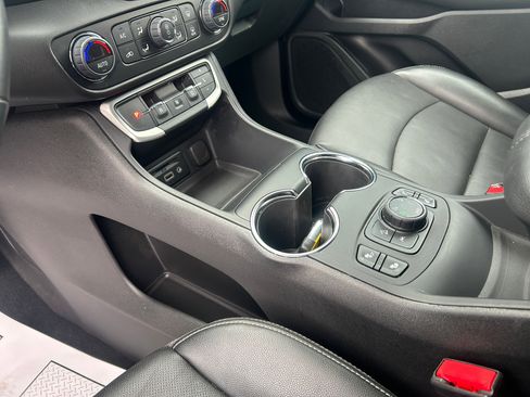 Used 2024 GMC Terrain SLT image 24