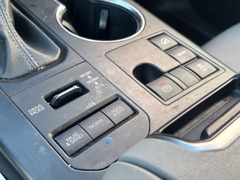 Used 2024 Toyota Highlander XLE AWD/4WD image 17