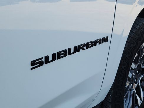 Used 2025 Chevrolet Suburban Z71 image 10