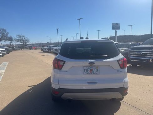 Used 2019 Ford Escape SEL image 3