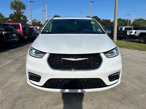 Used 2023 Chrysler Pacifica Limited AWD/4WD image 8