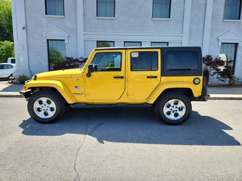 Used 2015 Jeep Wrangler Unlimited Sahara w/ Connectivity Group AWD/4WD image 2