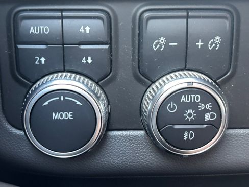 Used 2022 GMC Yukon XL Denali image 32