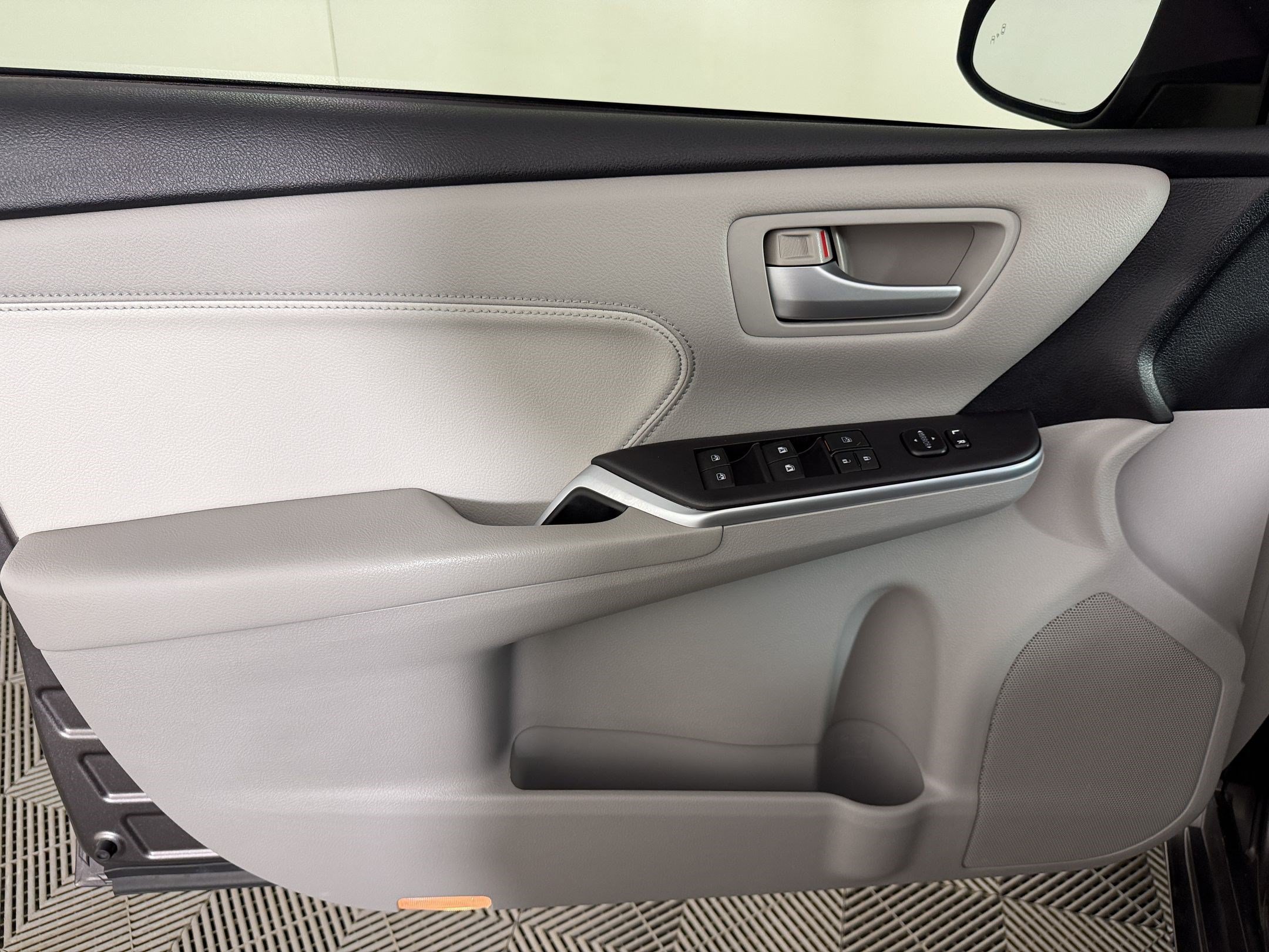 Used 2015 Toyota Camry XLE w/ Moonroof Package FWD image 13