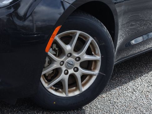 Used 2023 Chrysler Voyager LX image 13