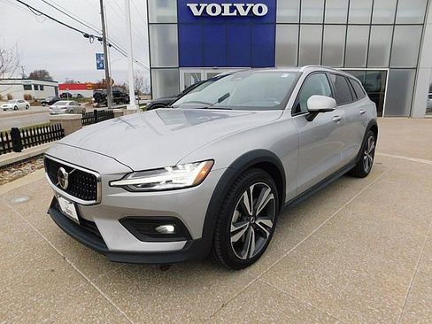 Certified 2024 Volvo V60 B5 Cross Country Plus image 3