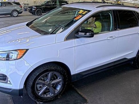 Used 2022 Ford Edge SEL w/ Sport Appearance Package AWD/4WD image 2