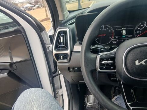 Certified 2023 Kia Sorento LX image 25