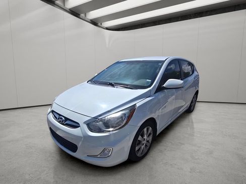 Used 2012 Hyundai Accent SE FWD image 2