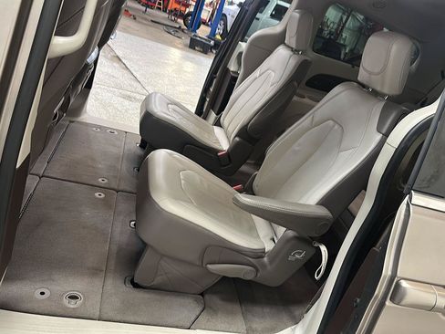 Used 2018 Chrysler Pacifica Touring-L Plus w/ Tire & Wheel Group FWD image 28