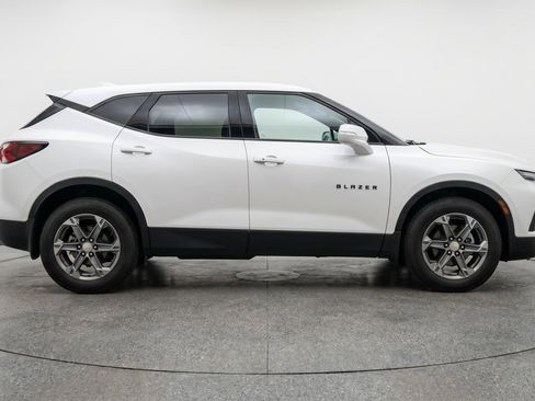 Used 2025 Chevrolet Blazer LT FWD image 11