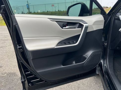Used 2021 Toyota RAV4 XLE w/ Convenience Package image 18
