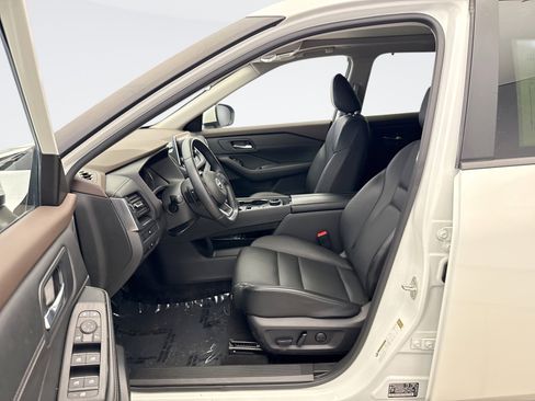 Used 2023 Nissan Rogue SV w/ SV Premium B Package image 10