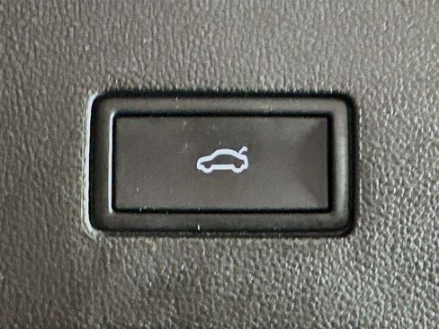 Used 2025 Volkswagen Atlas SE image 30