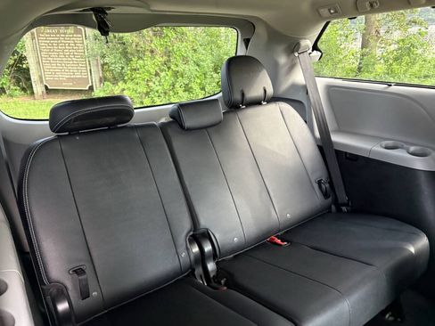 Used 2017 Toyota Sienna SE w/ SE Preferred Package FWD image 32