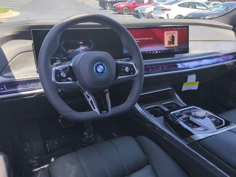 Used 2025 BMW i7 xDrive60 w/ Executive Package image 27