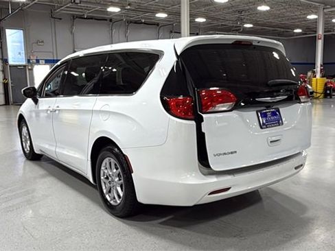 Used 2022 Chrysler Voyager LX image 7