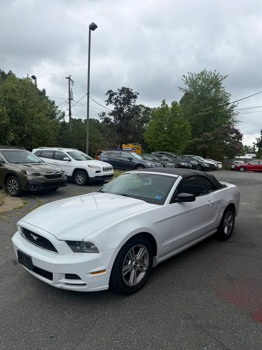 Used 2014 Ford Mustang Convertible RWD image 3