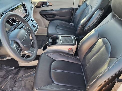 Certified 2024 Chrysler Pacifica Limited FWD image 19