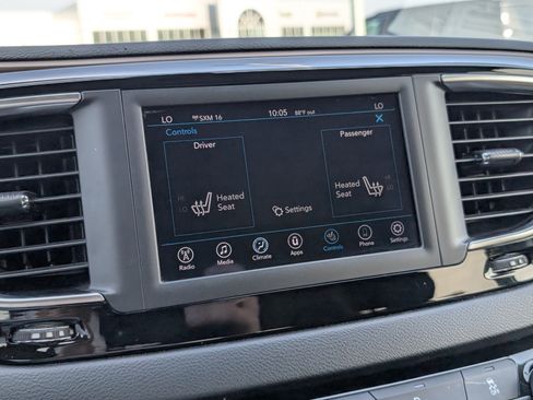Used 2018 Chrysler Pacifica Touring-L FWD image 16